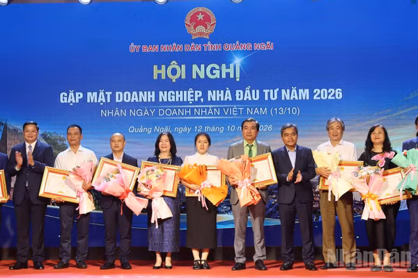 Lãnh đạo tỉnh Quảng Ngãi tặng Bằng khen cho các doanh nghiệp có thành tích thực hiện tốt chính sách, pháp luật thuế, góp phần vào sự phát triển kinh tế-xã hội của tỉnh. (Ảnh: HIỂN CỪ)