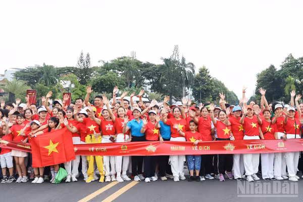 Người dân tham gia Chương trình đi bộ “Cùng Việt Nam tiến bước” năm 2025 trên địa bàn tỉnh Quảng Ngãi. (Ảnh: HIỂN CỪ)