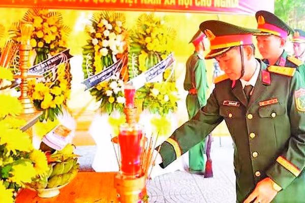 Các đại biểu dâng hương, tri ân các Anh hùng liệt sĩ.