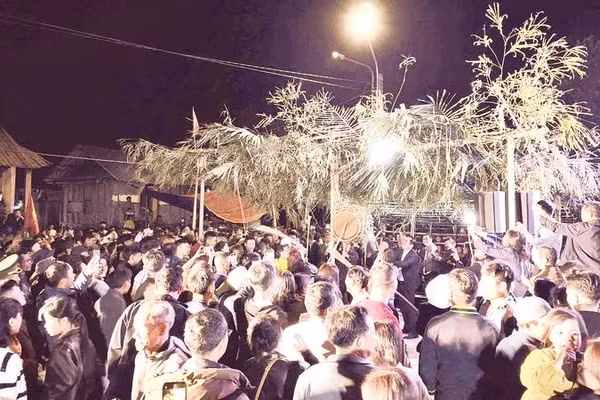 Du khách cùng dân bản thi nhau đập (đánh) trống cho tới khi trống vỡ để trai gái yêu nhau tìm nơi hò hẹn.