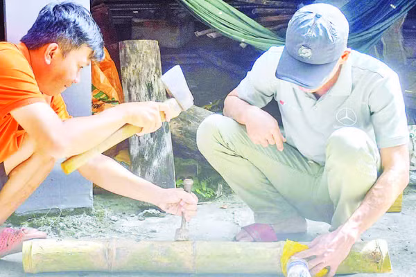 Nhã Lam và Phương Vũ thiết kế ống tre khô làm nơi trú ngụ cho bầy ong dú.
