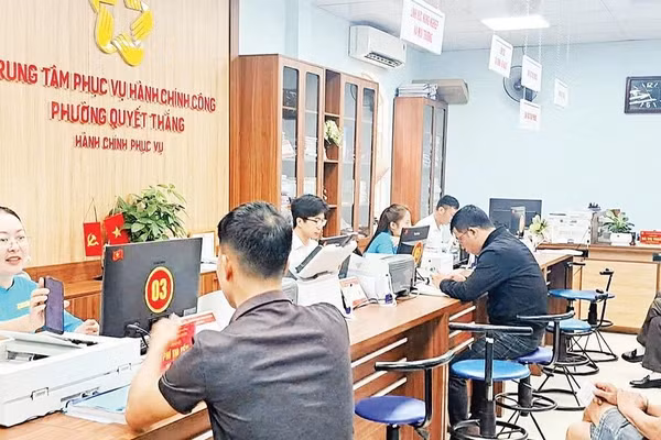 Công dân đến Trung tâm Phục vụ hành chính công phường Quyết Thắng giải quyết các thủ tục hành chính (Ảnh HẰNG NGA)