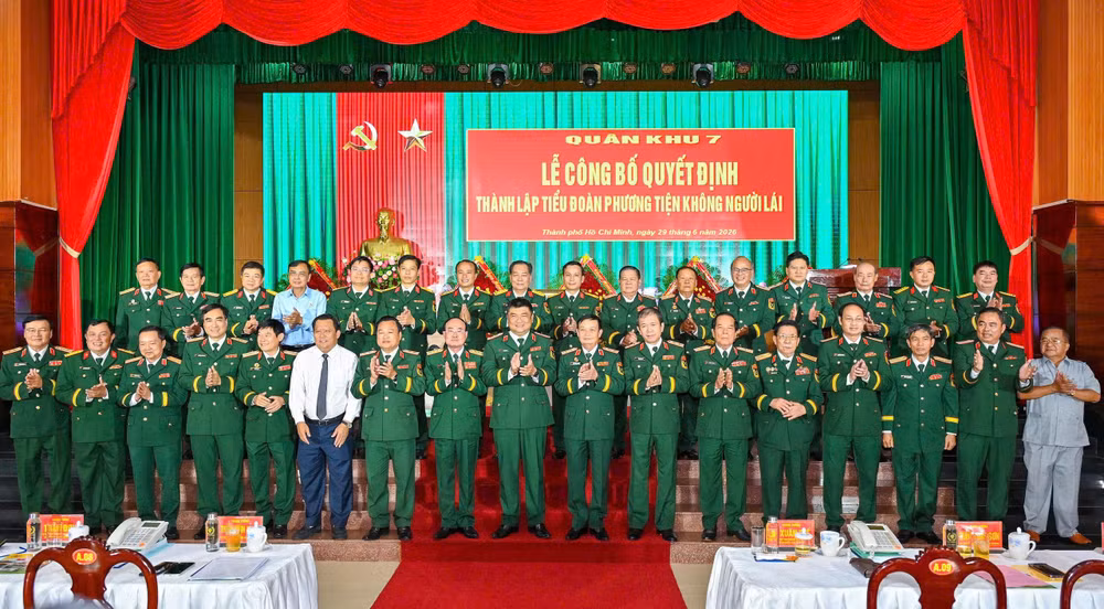 Quang cảnh lễ công bố thành lập Tiểu đoàn Phương tiện không người lái thuộc Quân khu 7. 
