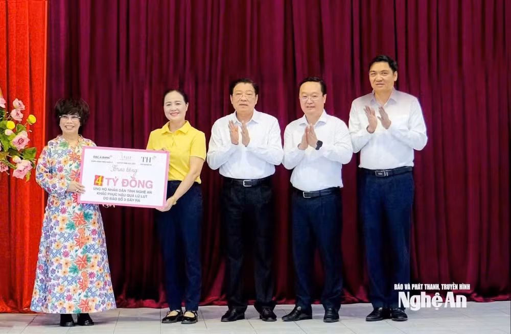 Đồng chí Phan Đình Trạc cùng các nhà hảo tâm trao quà hỗ trợ tỉnh Nghệ An khắc phục hậu quả do hoàn lưu bão số 3 gây ra.