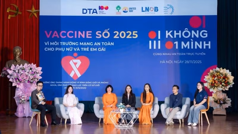 Tọa đàm “Clicking bình an-Phụ nữ và trẻ em gái chủ động trong thế giới số” trong khuôn khổ sự kiện. (Ảnh: PV)