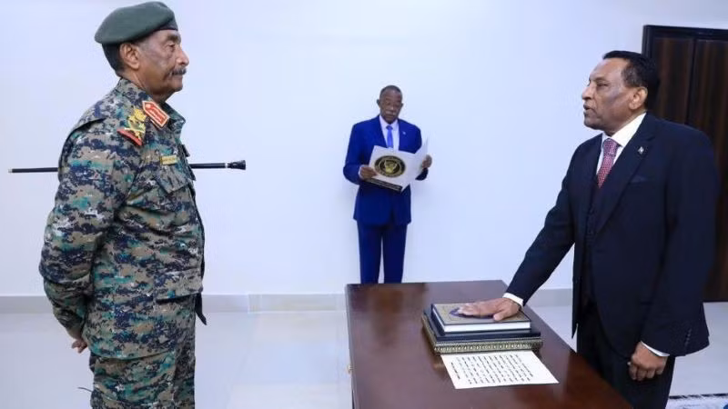 Ngày 31/5, Thủ tướng mới của Sudan Kamil Idris đã chính thức tuyên thệ nhậm chức trước Chủ tịch Hội đồng Chủ quyền chuyển tiếp Abdel Fattah al-Burhan. (Ảnh: IBRAHIM ADAROUB/THX)