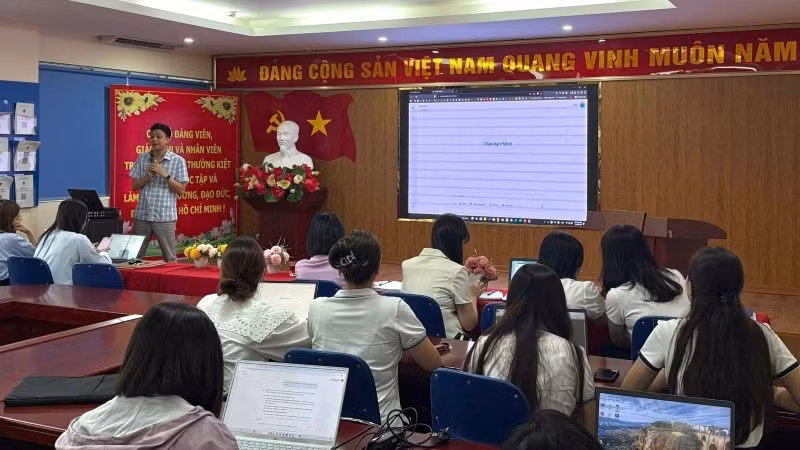 Giảng viên hướng dẫn các thầy cô thực hành trực tiếp trên các công cụ AI. (Ảnh: PV)