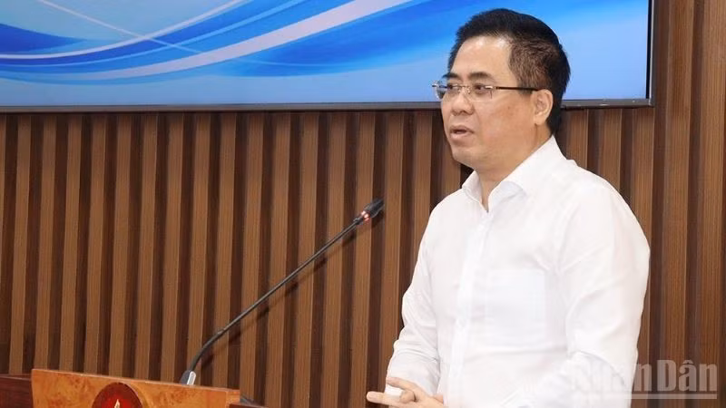 Đồng chí Nguyễn Hoàng Giang, Ủy viên Trung ương Đảng, Phó Bí thư Tỉnh ủy, Chủ tịch Ủy ban nhân dân tỉnh Quảng Ngãi phát biểu kết luận hội nghị.