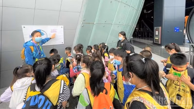 Một hoạt động ngoại khóa của học sinh tiểu học ở thành phố Bắc Kinh. (Ảnh: HỮU HƯNG)