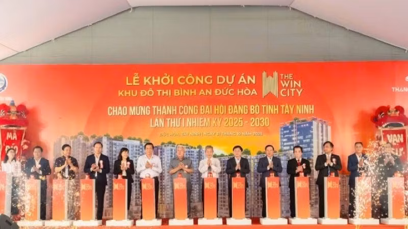 Lãnh đạo, nguyên lãnh đạo tỉnh qua các thời kỳ ấn nút khởi công khu đô thị nhà ở 9.200 tỷ đồng.