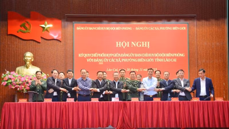 Đại biểu 9 xã, phường Biên giới bắt tay ký kết quy chế thành công.
