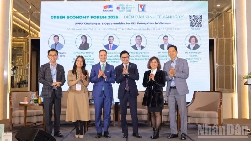 Các chuyên gia, diễn giả trong nước và quốc tế tại 1 trong rất nhiều phiên thảo luận khác nhau trong khuôn khổ diễn đàn. (Ảnh: HNV)