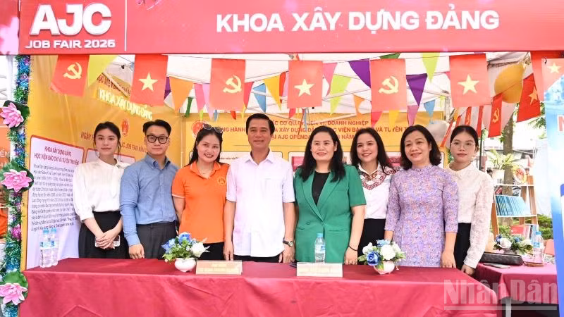 Các đại biểu tại gian Khoa Xây dựng Đảng, Học viện Báo chí và Tuyên truyền. (Ảnh: PV)