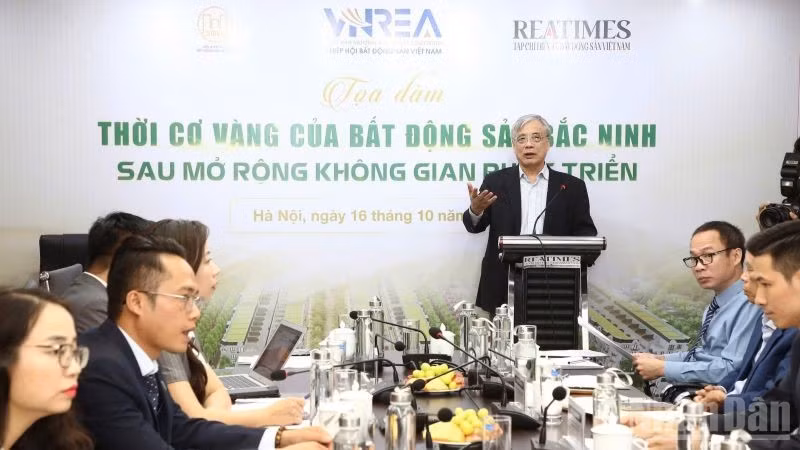 Chuyên gia kinh tế, Phó Giáo sư, Tiến sĩ Trần Đình Thiên thông tin tại tọa đàm. (Ảnh: HNV)