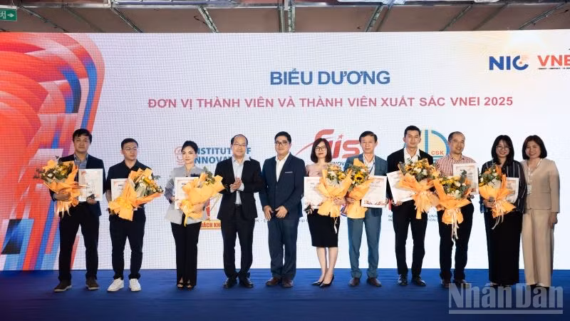 Biểu dương các thành viên tiêu biểu mạng lưới. (Ảnh: HNV)