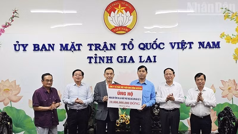 Đại diện Ban lãnh đạo Nutifood trao 10 tỷ đồng ủng hộ người dân bị thiệt hại do bão số 13 tại Gia Lai.