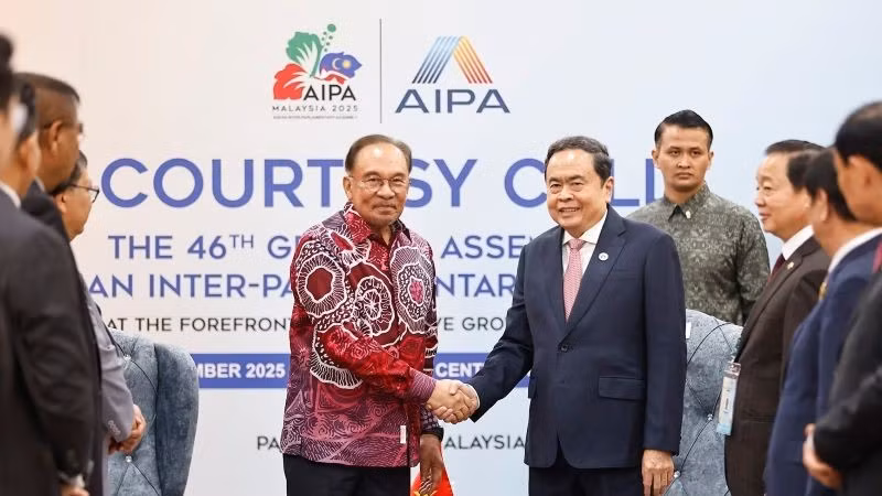 Chủ tịch Quốc hội Trần Thanh Mẫn hội kiến Thủ tướng Malaysia Anwar Ibrahim. (Ảnh: DOÃN TẤN – TTXVN)