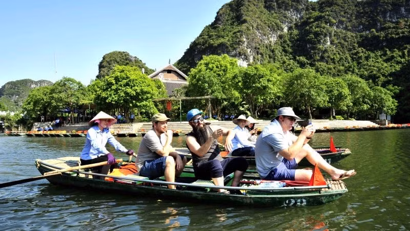 Khách quốc tế trải nghiệm hoạt động du lịch sông nước tại Việt Nam. (Ảnh: PV)