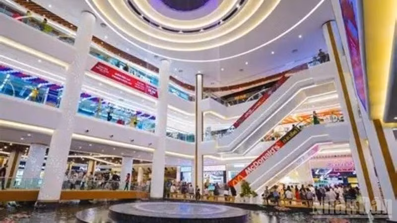 Trung tâm thương mại đang tích cực đổi mới để thu hút nhiều khách hàng hơn. (Ảnh: PV)