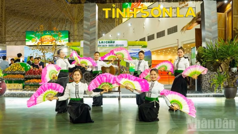 Điệu múa xòe Thái của tỉnh Sơn La tại Hội chợ Mùa Thu lần thứ nhất-2025. (Ảnh: HNV)