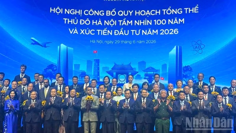 Các nhà đầu tư nhận hoa chúc mừng tại hội nghị. (Ảnh: Báo Nhân Dân)