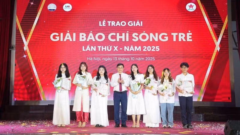 Đại diện tác giả của 7 tác phẩm đạt giải Nhất cuộc thi Báo chí Sóng trẻ 2025 nhận thưởng. (Ảnh: BAN TỔ CHỨC)