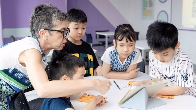 Dạy tiếng Anh cho trẻ em trong bối cảnh mới đòi hỏi phải ngày càng hoàn thiện kỹ năng và nội dung bài giảng. (Ảnh: HỘI ĐỒNG ANH)