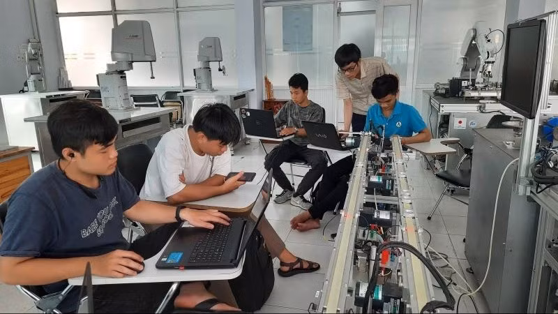 Đào tạo nhân lực tự động hóa tại Trung tâm Đào tạo Khu Công nghệ cao (Khu Công nghệ cao Thành phố Hồ Chí Minh).