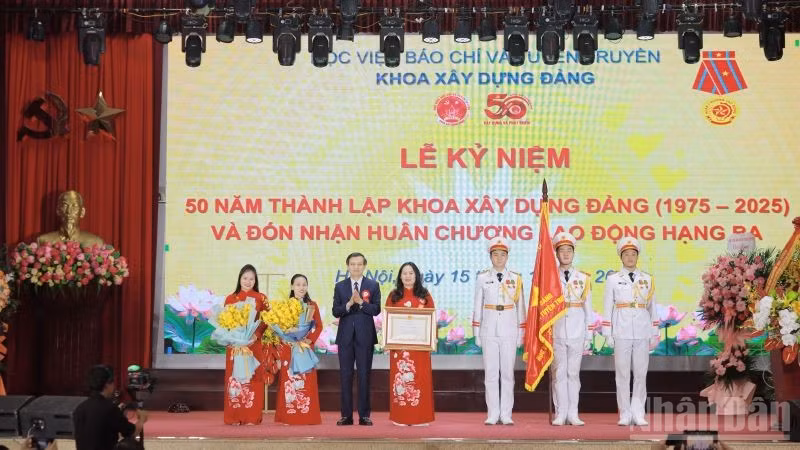 Phó Giáo sư, Tiến sĩ Đoàn Minh Huấn, Ủy viên Trung ương Đảng, Phó Bí thư Thường trực Đảng ủy, Phó Giám đốc Thường trực Học viện Chính trị quốc gia Hồ Chí Minh trao Huân chương Lao động hạng Ba cho khoa Xây dựng Đảng. (Ảnh: HNV)