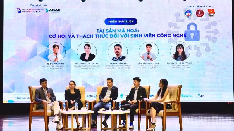Các diễn giả trao đổi tại sự kiện. (Ảnh: HNV)