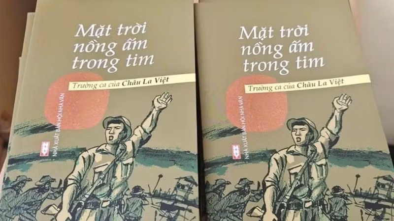 Tập trường ca "Mặt trời nồng ấm trong tim" của nhà văn Châu La Việt.