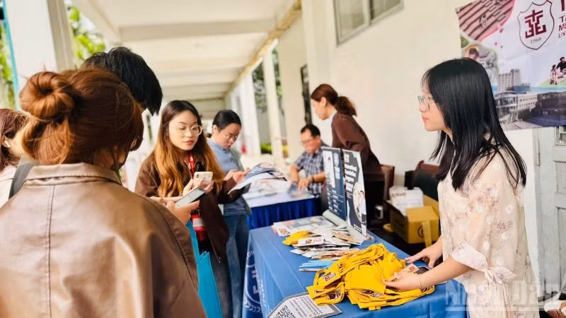 Sinh viên trao đổi thông tin bên lề sự kiện. (Ảnh: HNV)