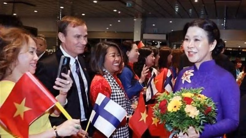 Phu nhân Tổng Bí thư Ngô Phương Ly đã đến thăm, dự giờ lớp học tiếng Việt tại Trường phổ thông liên cấp Vesala, thành phố Helsinki, Phần Lan. (Ảnh: TTXVN)