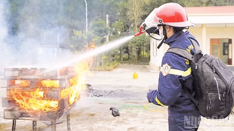 Phòng Cảnh sát Phòng cháy chữa cháy và Cứu nạn, cứu hộ Công an tỉnh Tuyên Quang thử nghiệm sản phẩm gel chữa cháy đa năng của Viện Hóa học. (Ảnh HÀ GIANG).