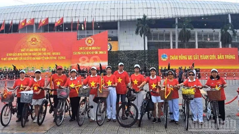 Câu lạc bộ đạp xe người cao tuổi Thăng Long, Hà Nội hưởng ứng kỷ niệm 80 năm đại lễ của đất nước. (Ảnh: CTV)