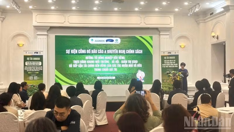 Đông đảo đại biểu đến từ đại diện các cơ quan quản lý nhà nước, ngân hàng thương mại, tổ chức tài chính, doanh nghiệp nông nghiệp, hợp tác xã, hiệp hội ngành hàng, viện nghiên cứu, tổ chức phát triển, chuyên gia trong lĩnh vực nông nghiệp bền vững và tài chính xanh cùng các cơ quan báo chí, truyền thông đã tham dự sự kiện. (Ảnh: HNV)