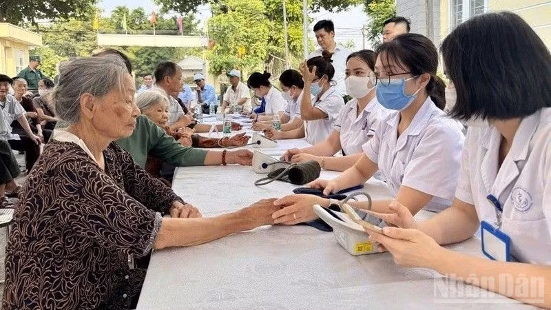 Thành phố Hà Nội làm tốt công tác khám, chữa bệnh cho người dân. (Ảnh: Báo Nhân Dân) 