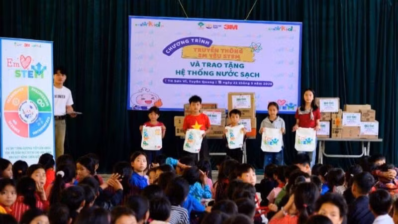 Chương trình truyền thông “Em yêu STEM” và lễ bàn giao công trình nước sạch diễn ra tại Trường Tiểu học Sơn Vỹ, tỉnh Tuyên Quang. (Ảnh: MSD)