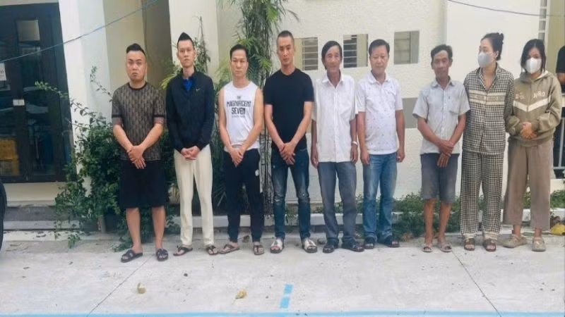 Nhóm đối tượng "cộm cán" cho vay nặng lãi bị bắt giữ tại cơ quan công an. (Ảnh: Công an cung cấp)