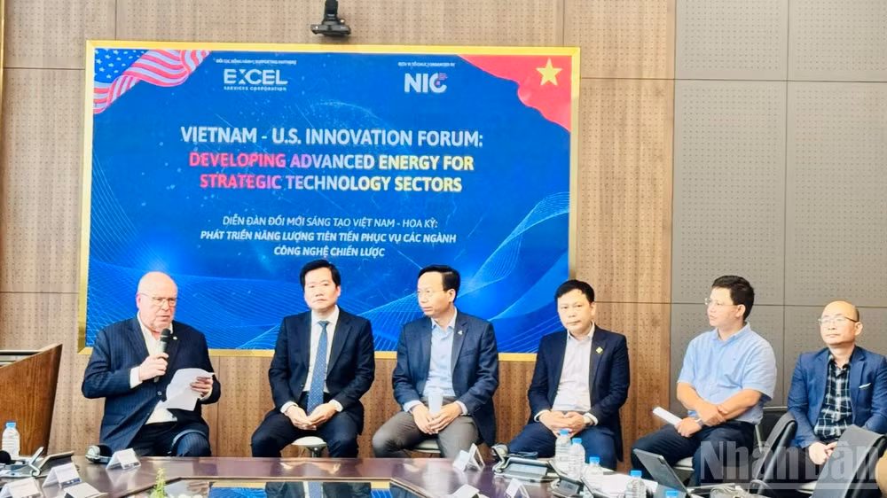 Các diễn giả trao đổi tại tọa đàm trong khuôn khổ diễn đàn. (Ảnh: HNV)