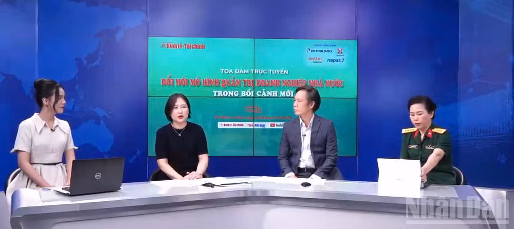 Bà Nguyễn Thu Thủy, Phó Cục trưởng Cục Phát triển Doanh nghiệp Nhà nước (Bộ Tài chính); ông Lê Duy Bình, Giám đốc điều hành Economica Việt Nam, bà Nguyễn Thị Sơn Bình, Phó Giám đốc Trung tâm dịch vụ khách hàng doanh nghiệp (SME), Tổng Công ty Viễn thông Viettel trao đổi, thảo luận. (Ảnh: HNV)