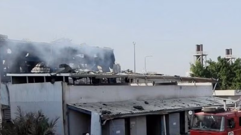 Nhà máy điện bị phá hủy sau cuộc không kích của Israel tại Sanaa, Yemen. (Ảnh: THX/TTXVN)