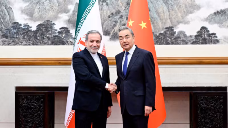 Bộ trưởng Ngoại giao Iran Abbas Araghchi và Bộ trưởng Ngoại giao Trung Quốc Vương Nghị. (Ảnh: Bộ Ngoại giao Trung Quốc)