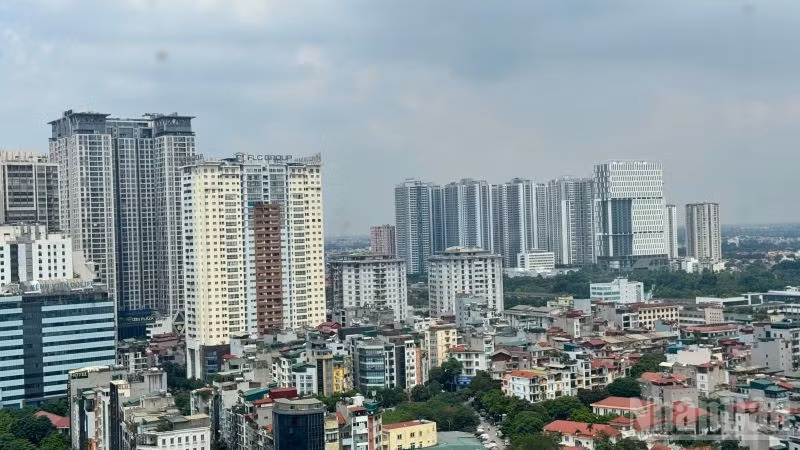 Thị trường bất động sản Việt Nam còn nhiều tiềm năng và dư địa phát triển nhưng giá nhà tăng “nóng”, vượt xa thu nhập thực tế và làm gia tăng khoảng cách giữa người có bất động sản với người chưa thể sở hữu nhà ở. (Ảnh: HNV)