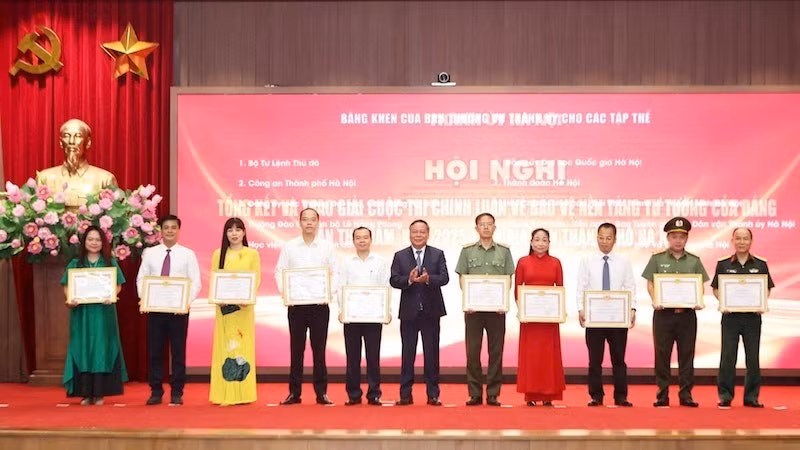 Phó Bí thư Thường trực Thành ủy Hà Nội Nguyễn Văn Phong tặng Bằng khen cho các tập thể xuất sắc thực hiện Cuộc thi.