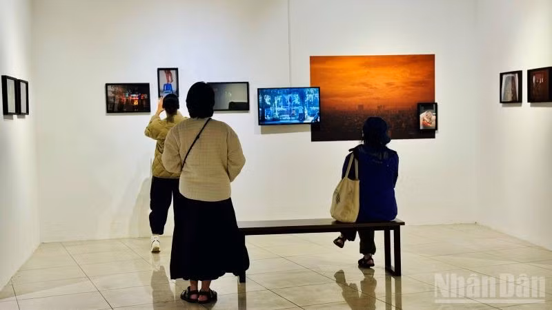 Ngoài trải nghiệm thị giác, khán giả còn có trải nghiệm thính giác khi theo dõi các thước phim về quá trình sáng tác và đời sống thường nhật của thành phố. (Ảnh: HNV)