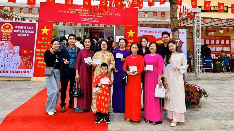 Cả gia đình rủ nhau mặc thật đẹp để dự Ngày hội non sông, cùng nhau bỏ phiếu bầu những đại biểu xứng đáng với nhân dân và đất nước. (Ảnh: PV)