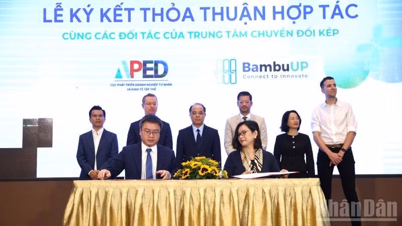 Ký kết hợp tác tại hội nghị. (Ảnh: HNV)