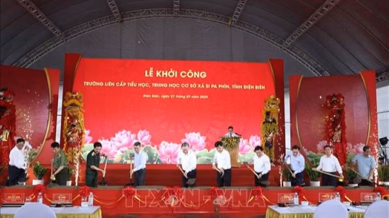 Tổng Bí thư Tô Lâm và các đại biểu thực hiện nghi thức khởi công Trường liên cấp Tiểu học, Trung học cơ sở xã Si Pa Phìn, tỉnh Điện Biên. (Ảnh: THỐNG NHẤT/TTXVN)