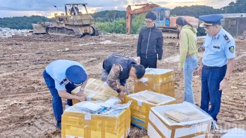 Lực lượng chức năng tỉnh Lâm Đồng tiến hành tiêu hủy hàng hóa vi phạm.
